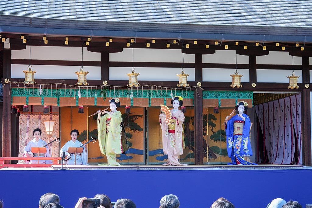 上七軒歌舞会による祝舞